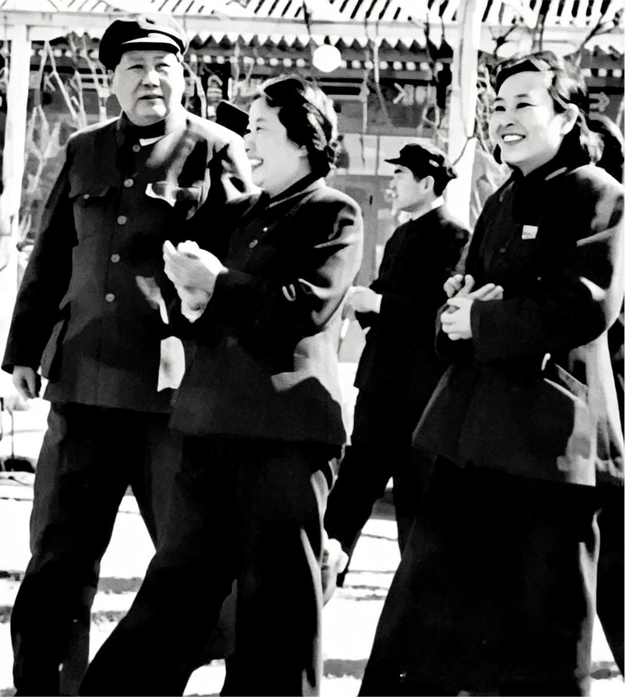 中南海怀仁堂1953：毛主席与邓颖超、曾宪植同行谈笑风生这张老照片，拍摄于1