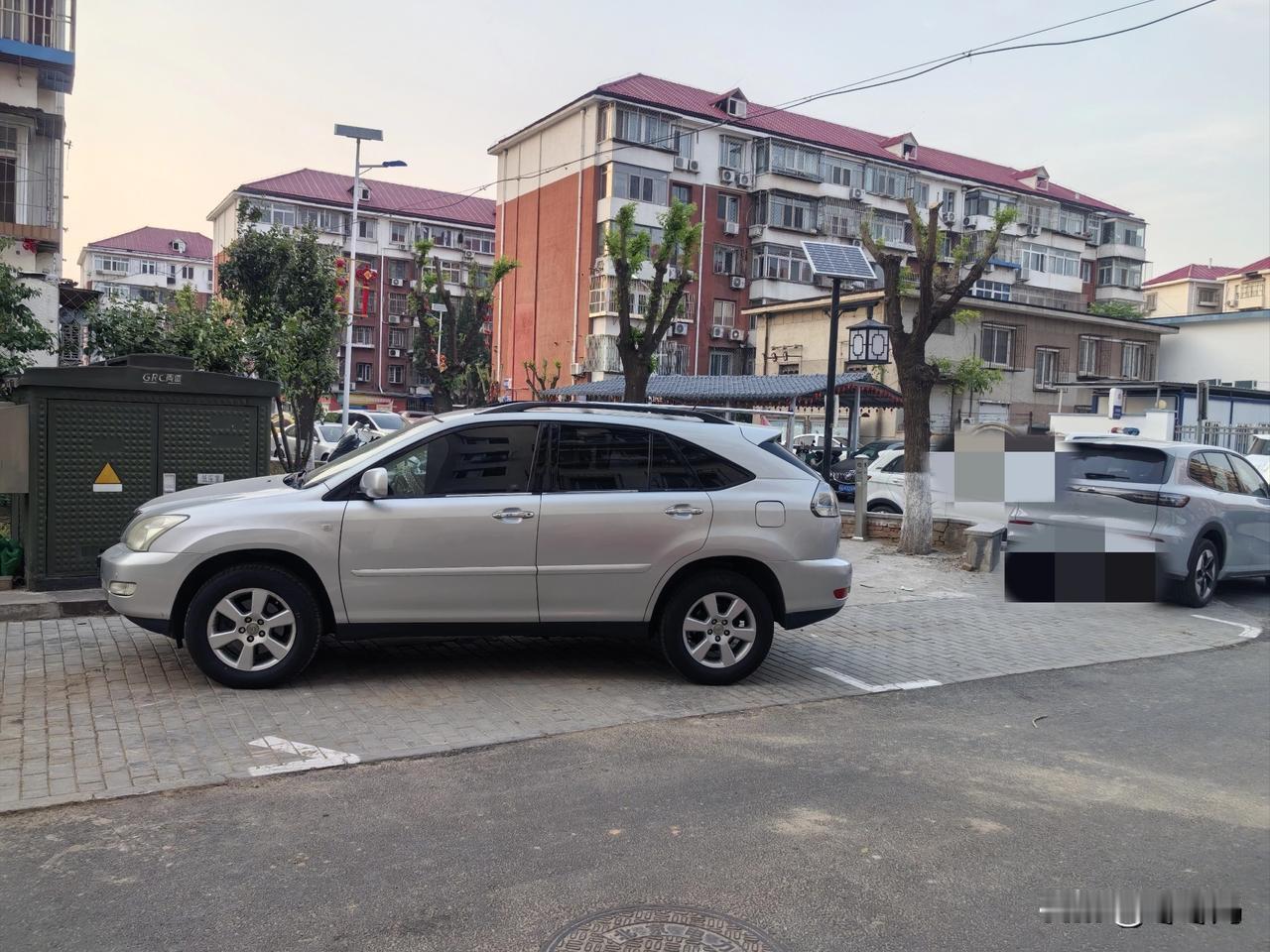 车品即人品我们小区这几天又在开挖进行自来水管维修，每栋楼门口都要修。今