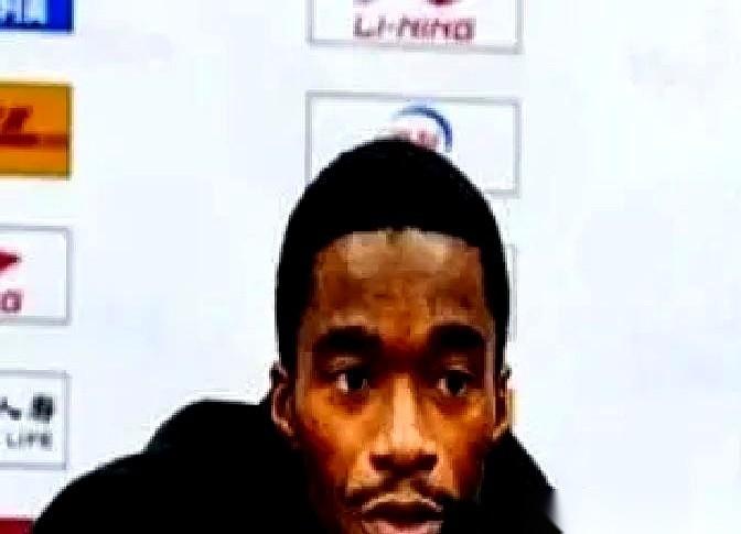 一个从NBA来的外援，拿着高薪，本该是球队的救世主。结果赛后指着一个身高一米八
