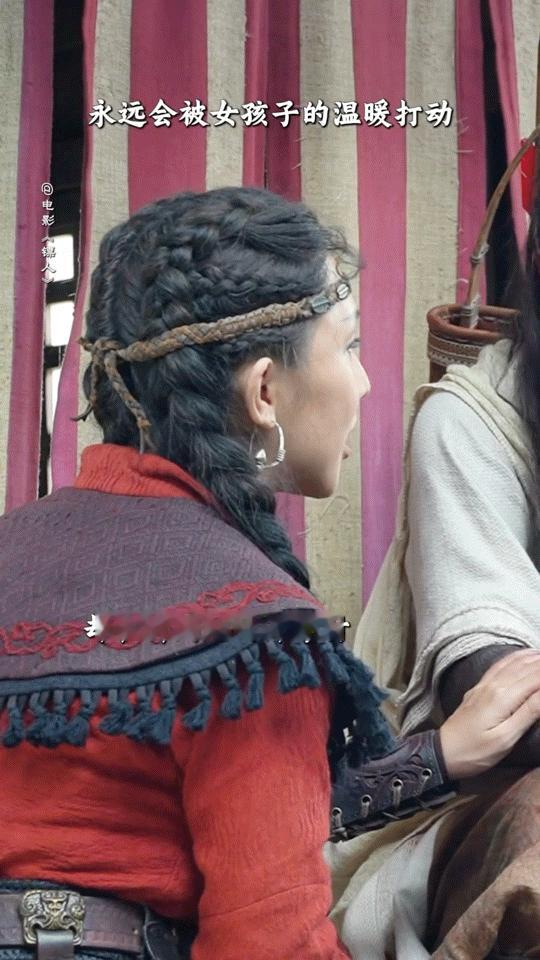 镖人景瓷给陈丽君擦眼泪镖人剧组的氛围感直接拉满～