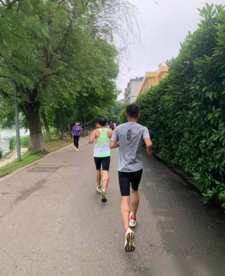 我终于知道为什么撞见那么多晨跑的人，愣是找不出一个胖子了。说句掏心窝子的，我
