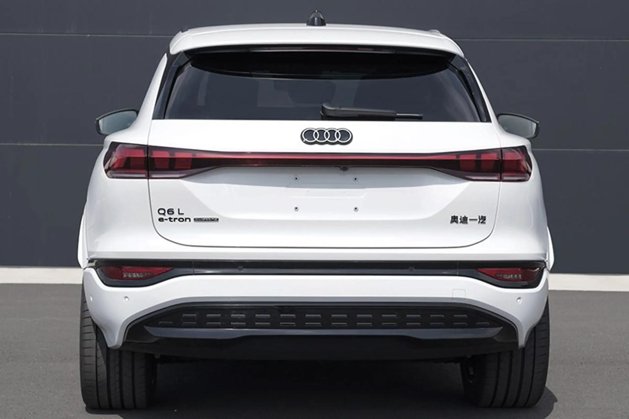 买车时突然发现，熟悉的“一汽奥迪”尾标居然悄悄变成了“奥迪一汽”！这波“前后颠倒