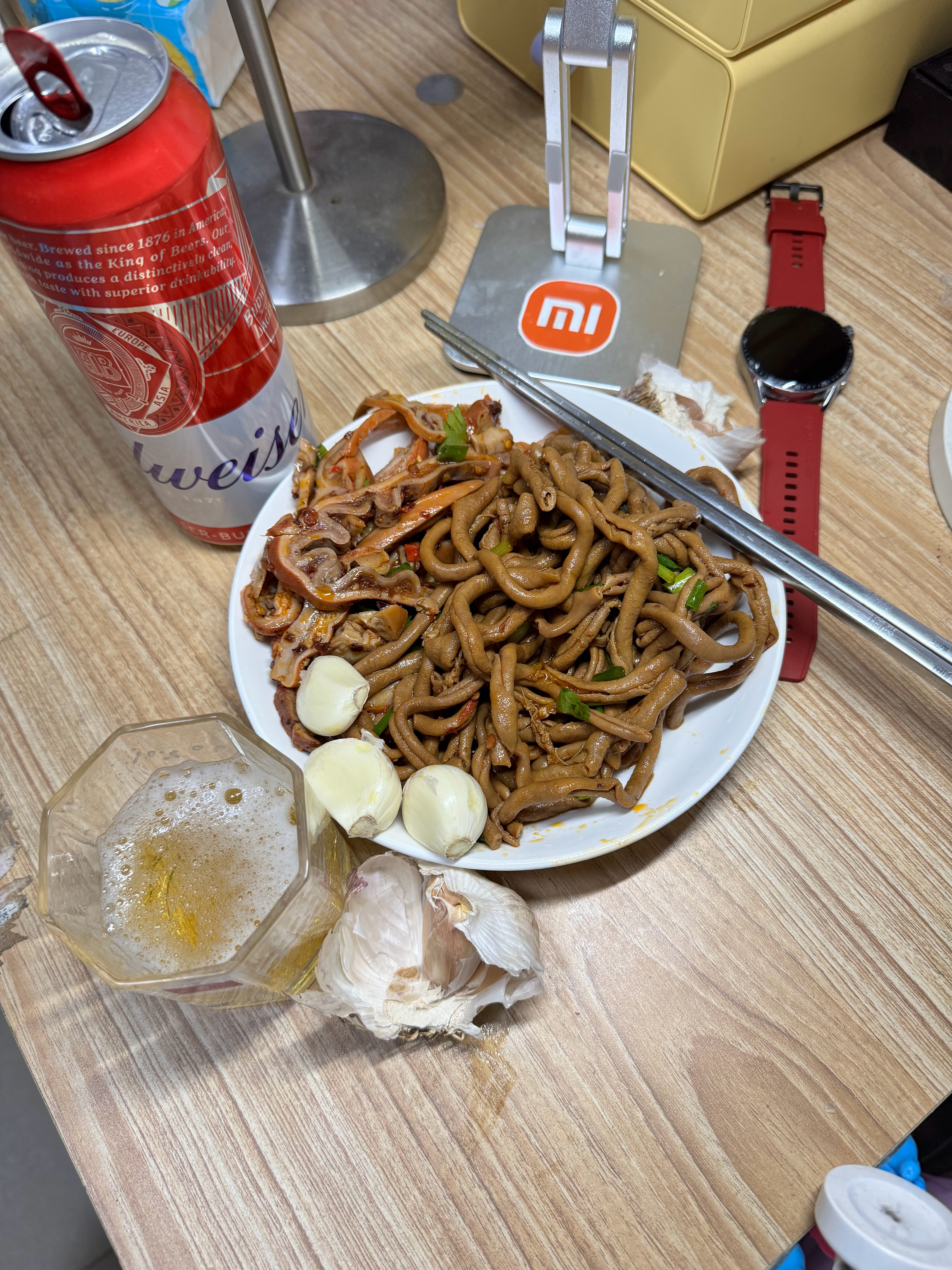 公司最能喝的两个人去非洲看动物了，明天又是周六，简单的啤酒凉菜，把自己喝开心点
