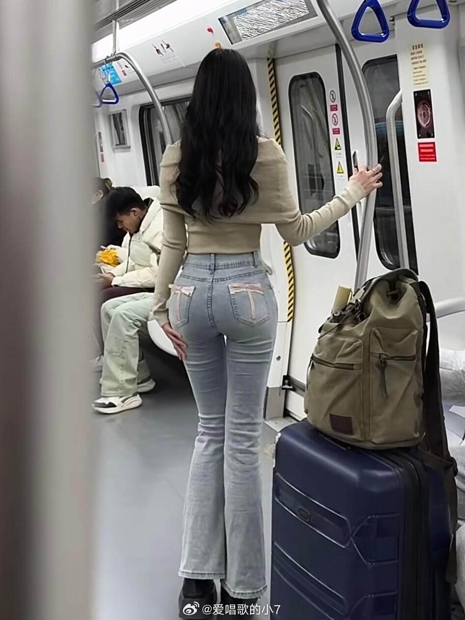 地铁被追着问链接🔥谁懂啊！坐地铁被3个姐妹追着要链接，还被夸“高妹S线太绝”，