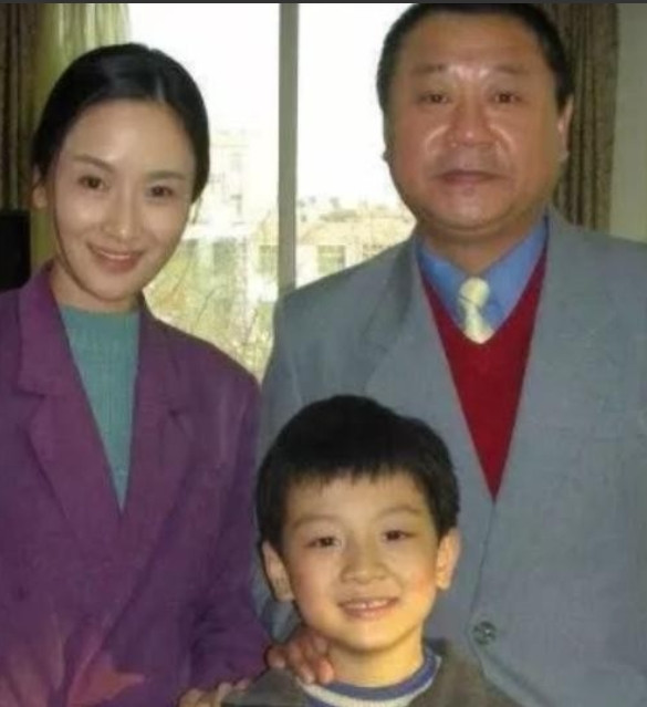 1988年，范伟和一个小护士去相亲，女方一言不发，筷子一下也没动，范伟一看又黄了