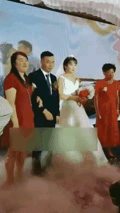 没有家教的新娘，太丢脸，太失礼了！视频中一对新人结婚现场，新郎收到亲戚送的红