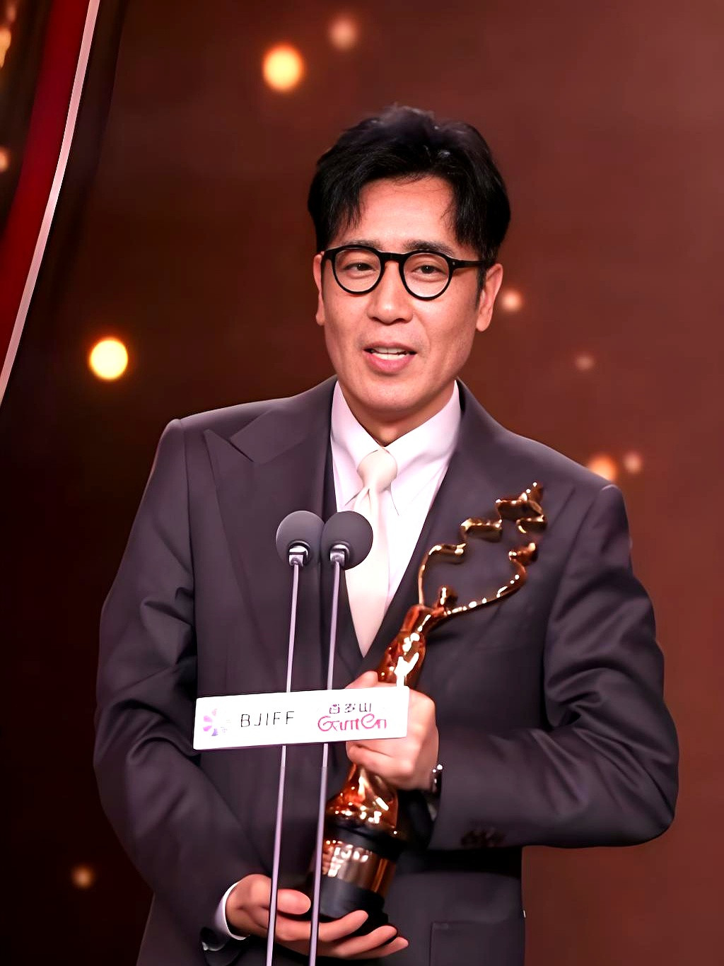 圈里越是热闹，越显得家里的那份安静值钱。53岁的于和伟，终于凭...