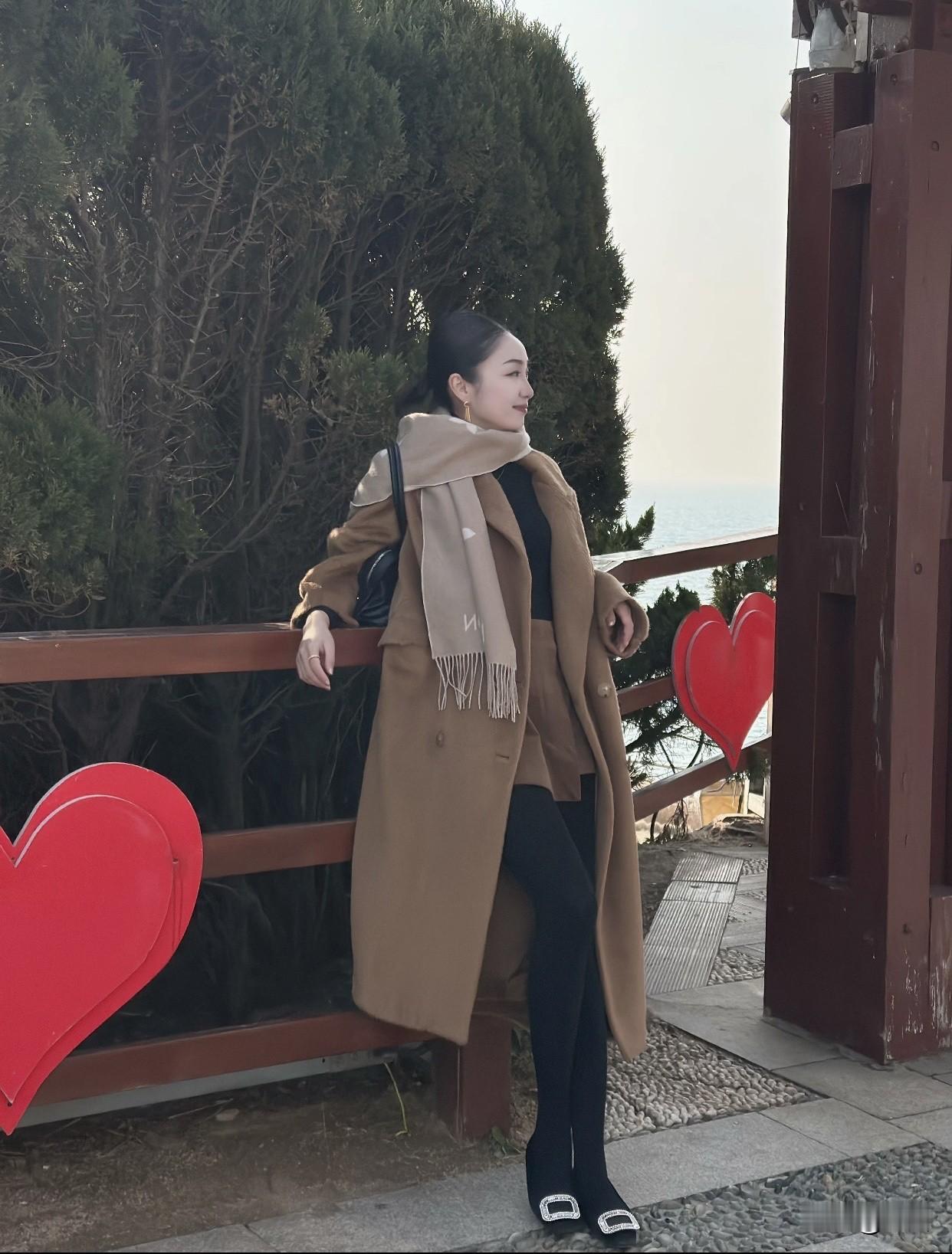 有气质的穿搭是怎么样的冬日暖阳下，温柔笑容与毛绒大衣相映成趣。