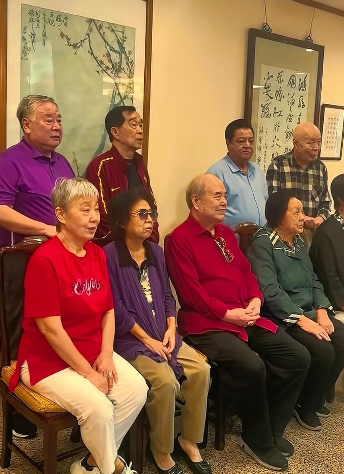 石富宽、赵炎、李金斗等相声表演艺术家携夫人喜迎双节！国庆、中秋双节将至。相声表