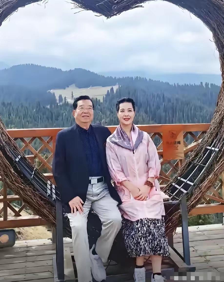 87岁的李双江今年3月刚过完生日，最近和59岁的梦鸽在新疆旅游的合影流出来，镜头