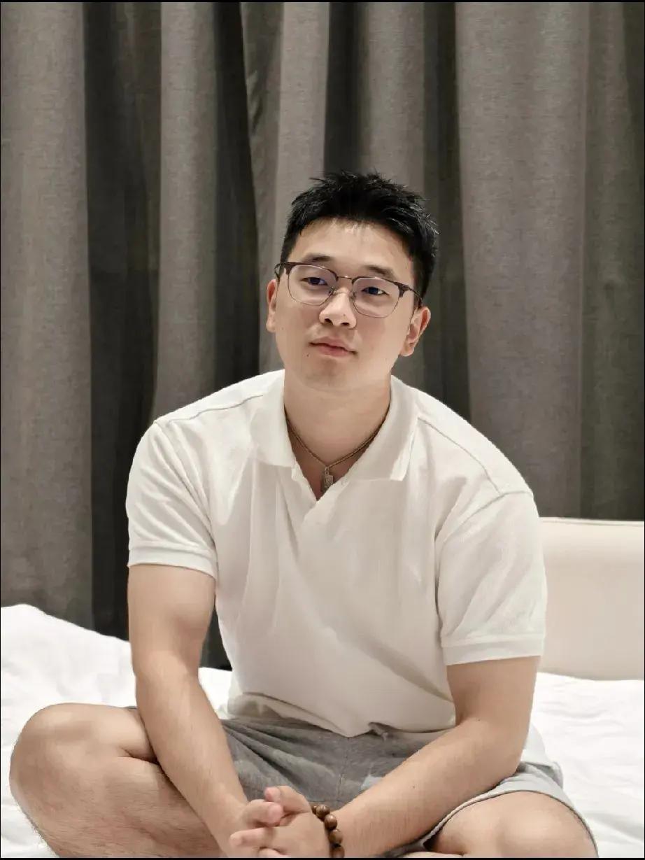 春日生活打卡季男人的魅力，从来不是喊出来的，是生活一点一滴堆出来的。越真实越有力