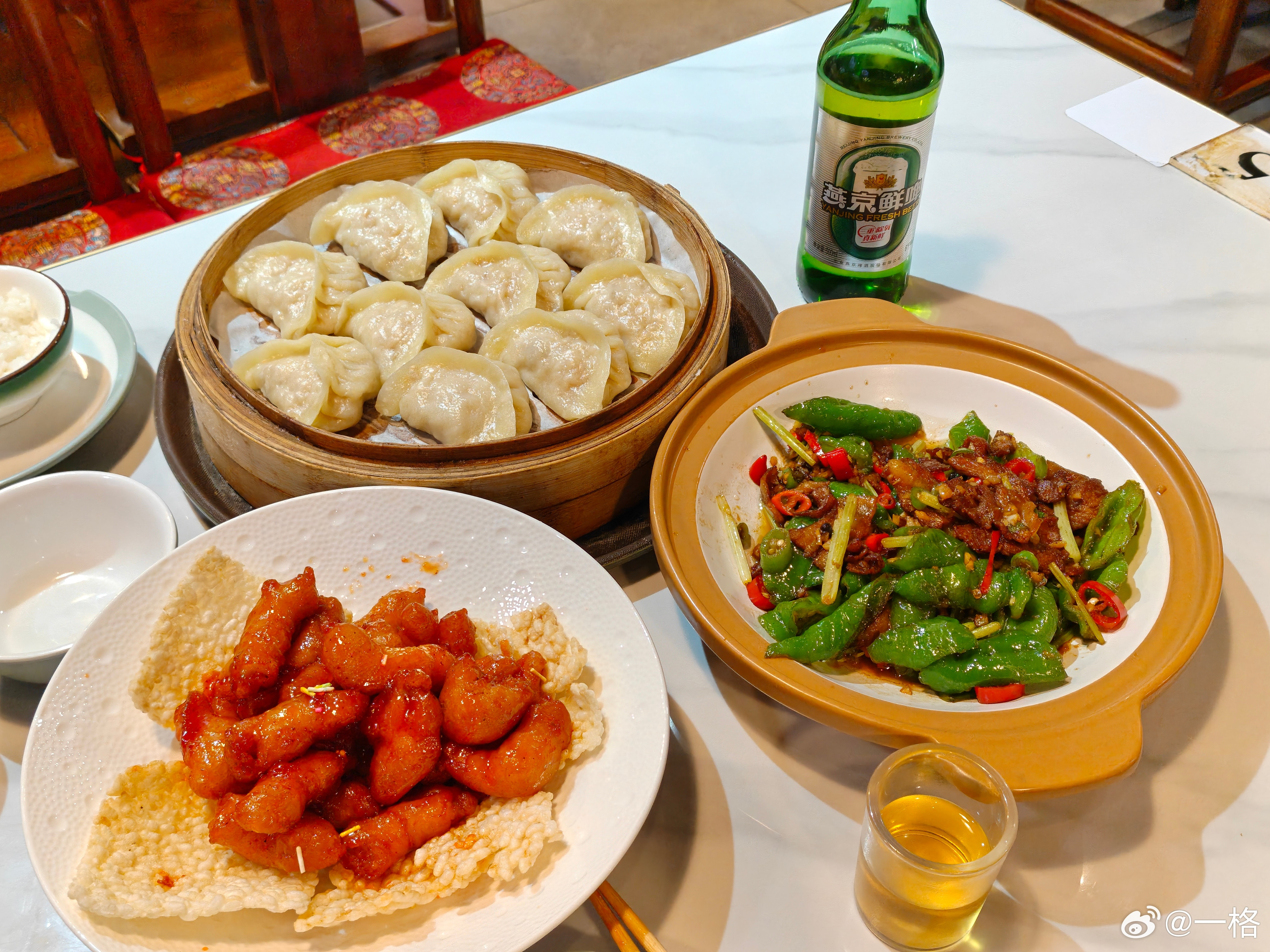 恰饭喽！点了溜肉段和小炒肉，还有一盘蒸饺，结果端上来的饺子比我们那包子还大，这桌