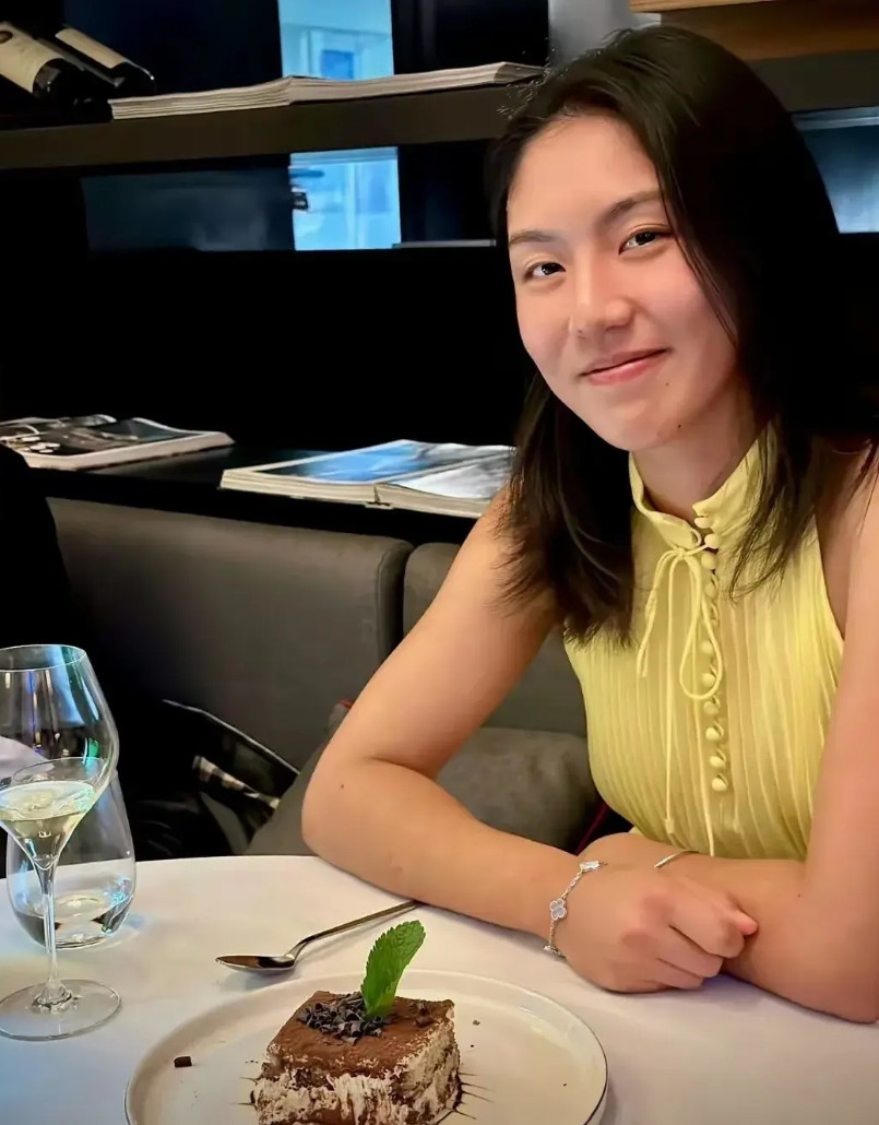 大家发现了吗，有些美女一戴上太阳帽或公路车帽，那颜值立马就上去了，而且阳光富有运