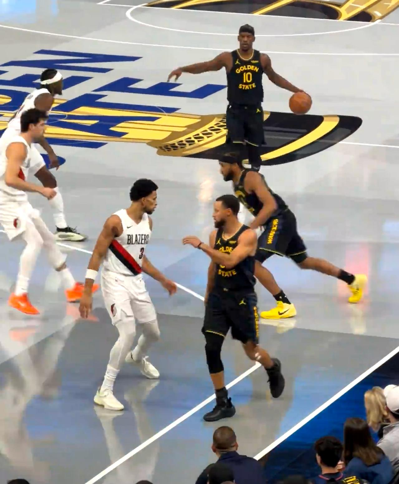 库里首次在正式比赛上脚李宁❗️❗️库里在对阵开拓者比赛中上脚队友的签名球鞋