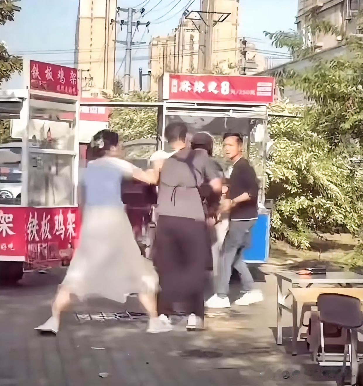 3秒钟，一个女人脱下内裤套向别人的头——这不是段子，是真事。都说“内裤套头，