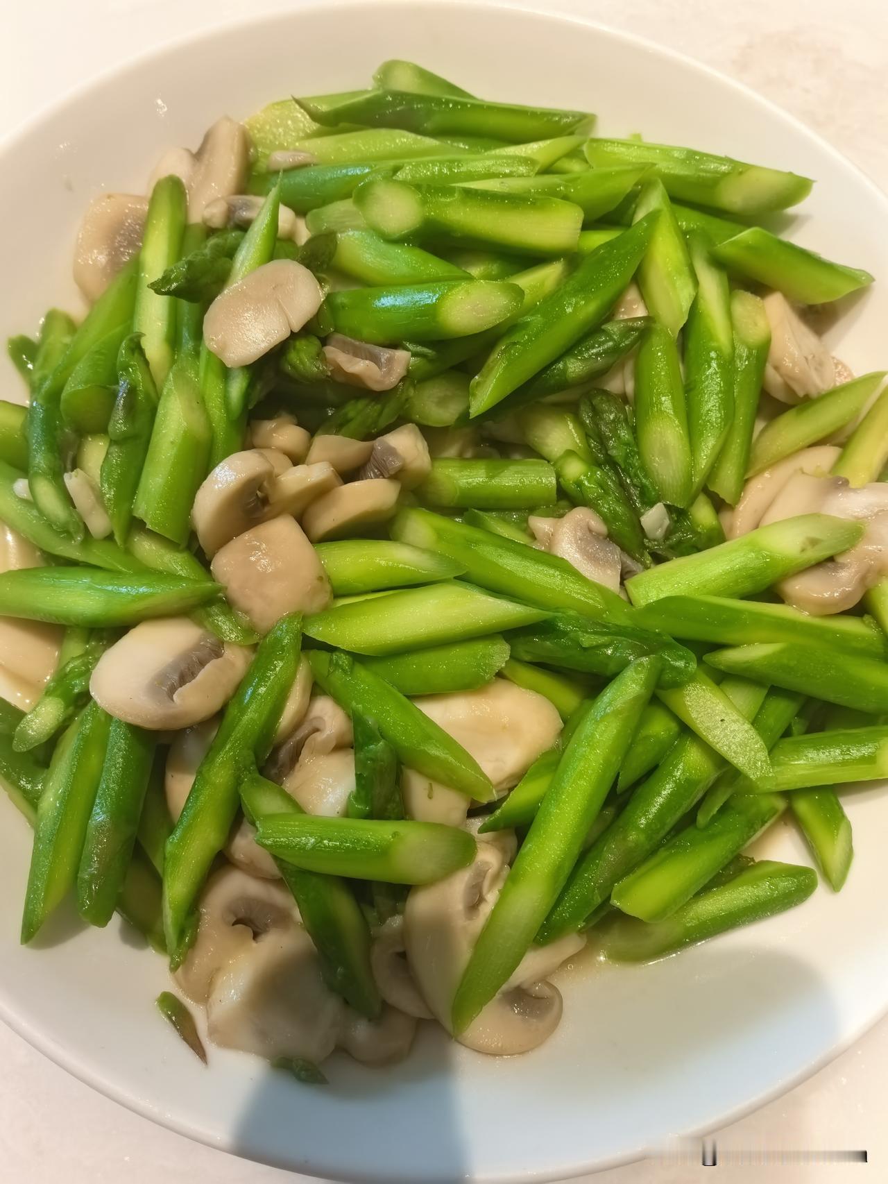 今天做了三菜一汤。炒芦笋蘑菇，清炒空心菜，红烧膳筒，老抽放多了颜色偏黑。改良