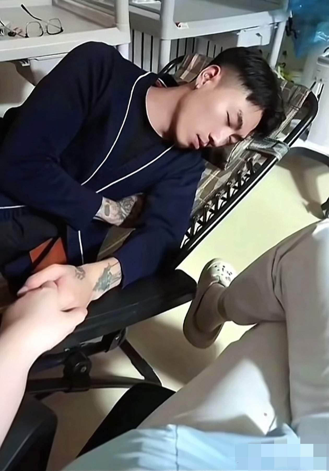 护士站变恋爱剧场？配药台成秀恩爱道具？青岛这护士的操作，把医疗安全当空气！今天