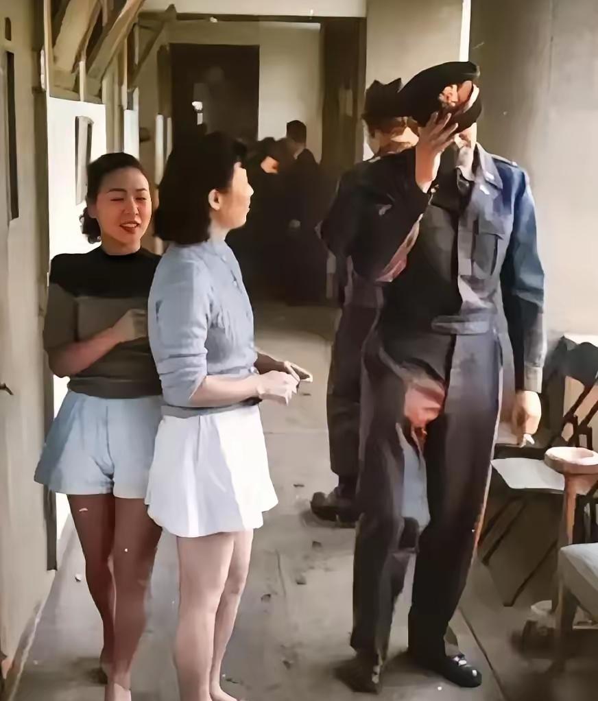 1951年，一名美军军官在日本“基地村”享受完服务后，正准备离开。两名年轻漂亮，