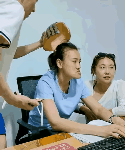 小姐姐这动作，一般人真的学不来。