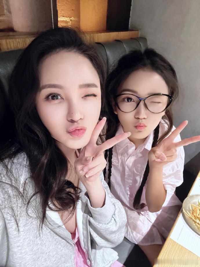 刘雨欣13岁女儿近照刘雨欣和女儿长得好像刘雨欣和女儿合照，母女俩这长得太像了吧