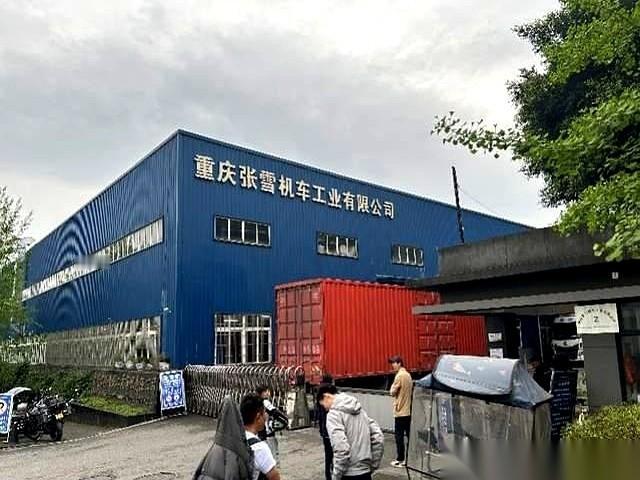 清明假期刚过，重庆高堡湖轻轨站外，张雪机车厂门前直接堵住了。不是车流，是黑压压的