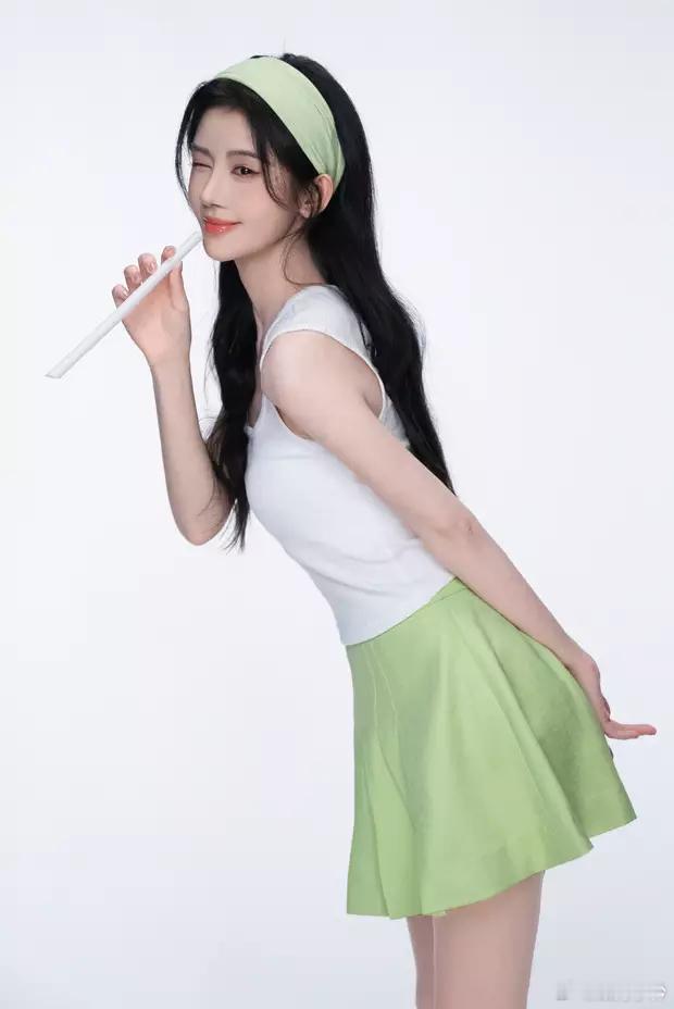 鞠婧祎皮肤白皙，绿色发带清新甜美。​​​