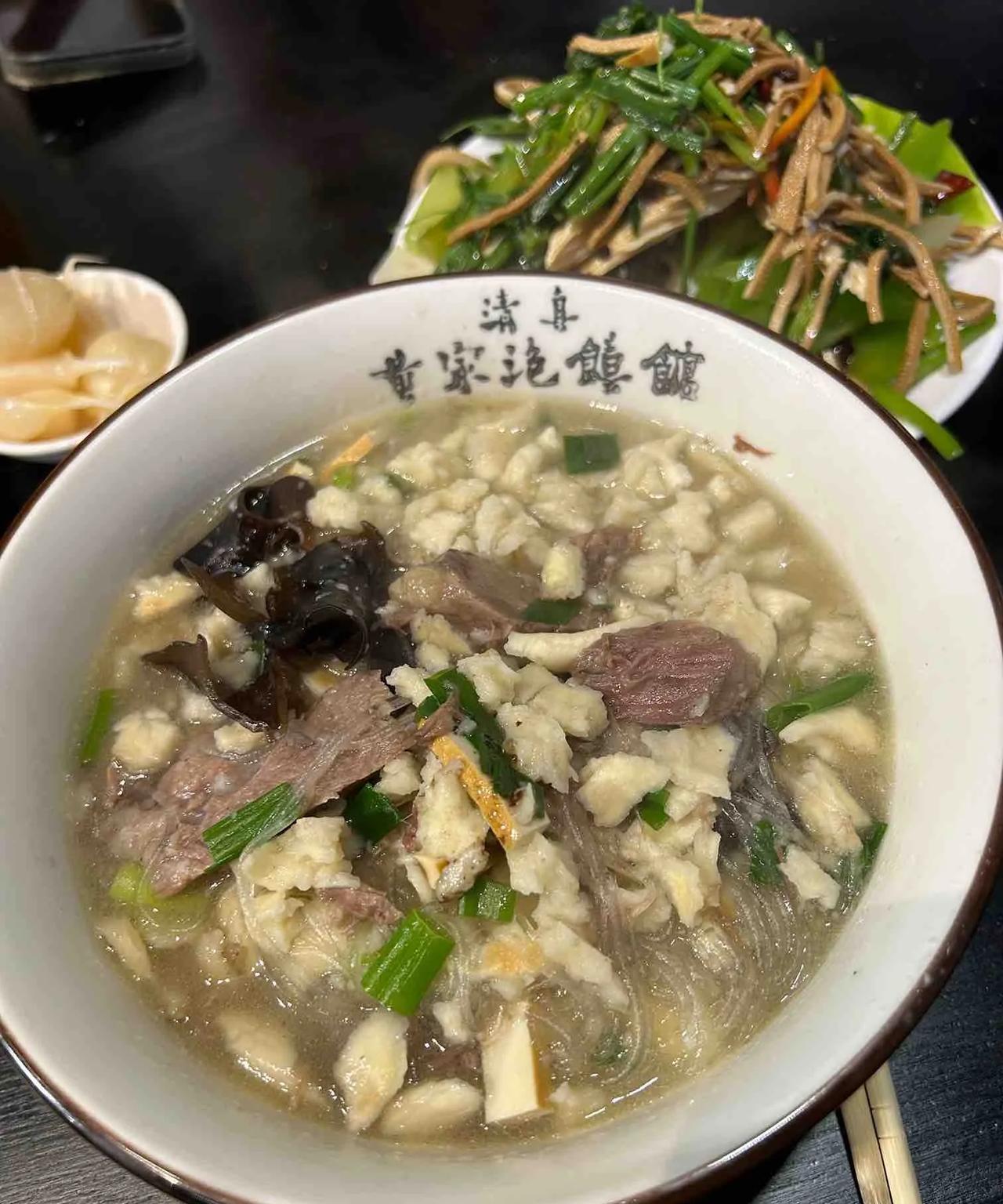 咥个泡馍看着不错排队人很多