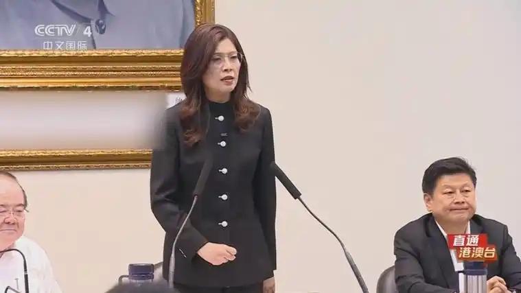 郑丽文终于出来表态了！6月23日，郑丽文接受主持人唐湘龙的专访时，面对“台湾人是