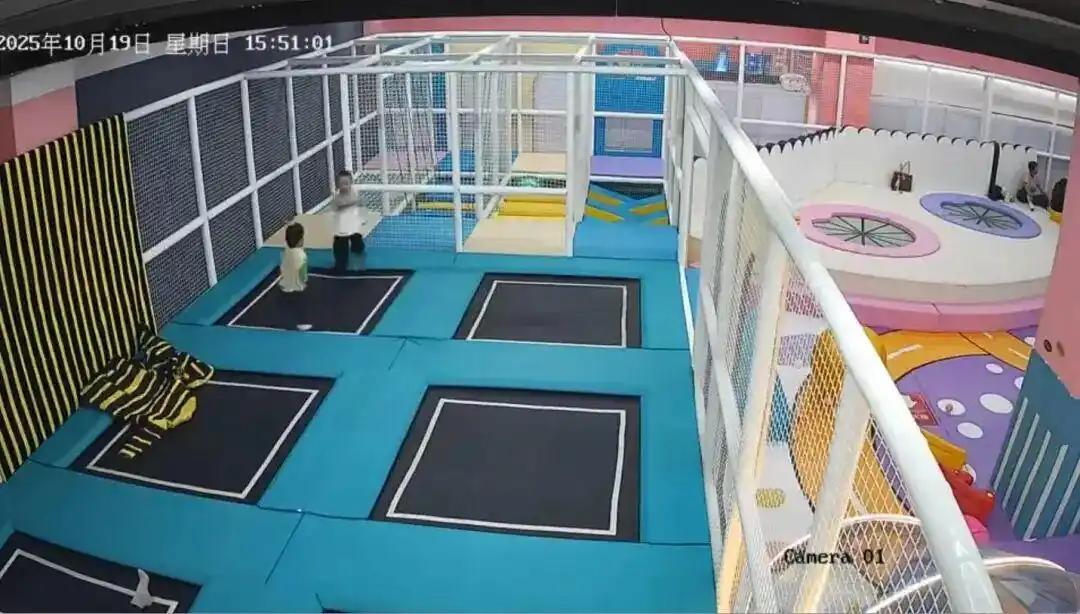 浙江一4岁男童喝了珍珠奶茶后跑去蹦床,结果不小心摔倒导致奶茶和珍珠反流,黏在了呼