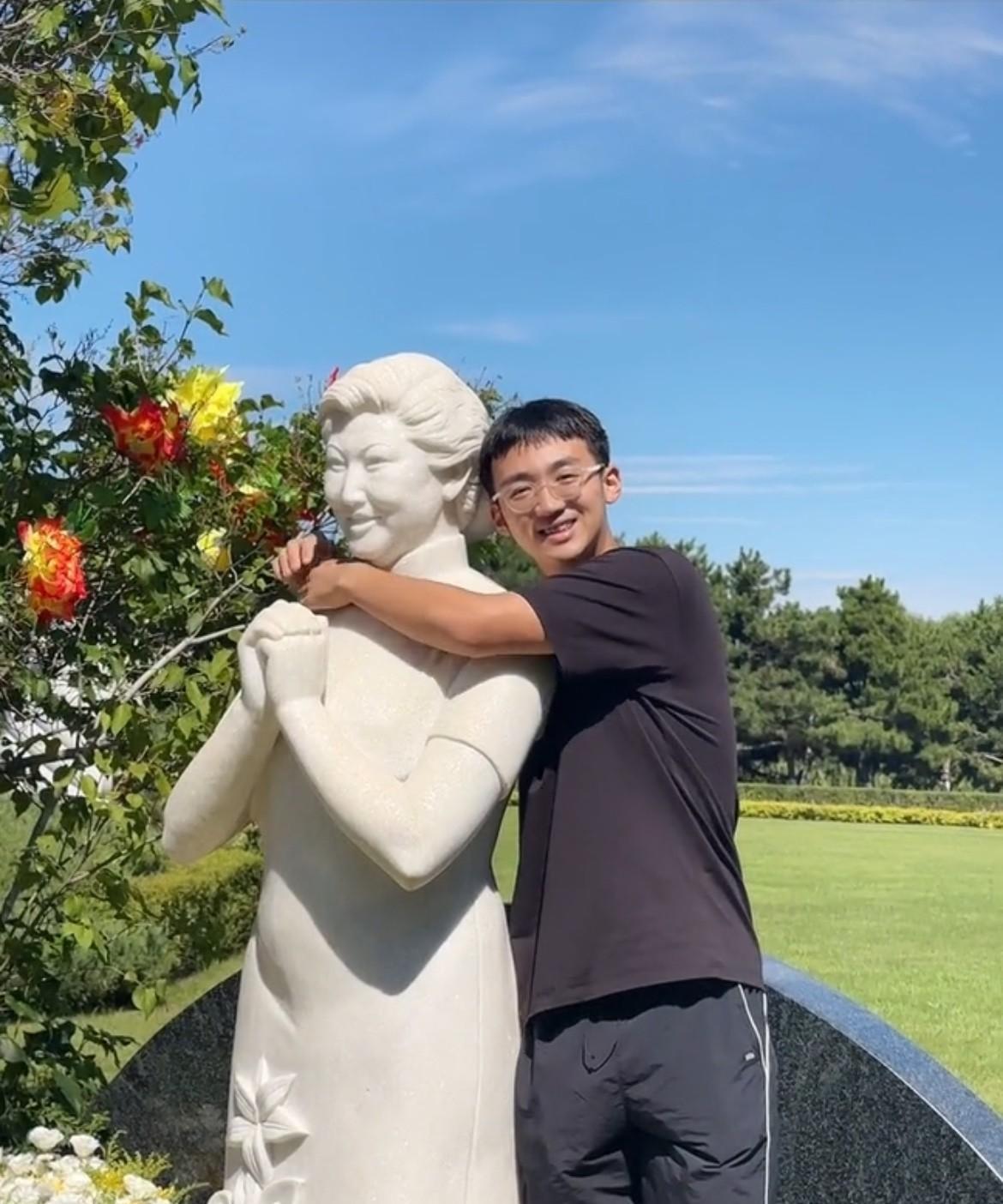 8月18日，著名笑星高秀敏的女儿李萱在个人社交平台发布视频，并留言：20年，我们
