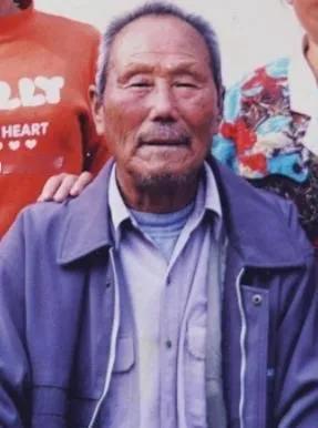 1950年，一名人高马大的土耳其士兵，见志愿军战士董明德筋疲力尽，便想趁机弄死董