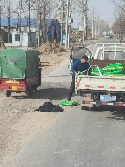 河南许昌一大叔自掏腰包买30袋沥青修补坑洼路面，引发关于公共治理的热议。河南许