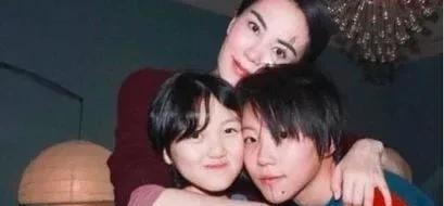 王菲和李亚鹏，娱乐圈里这对曾经的模范夫妻，总是带着点神秘色彩。一次家庭聚餐，王菲