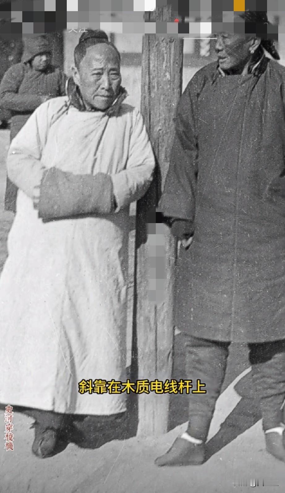 满人真的坏，与倭人不分高低！1919年冬天，北京街头，两名老年妇女靠着木质电