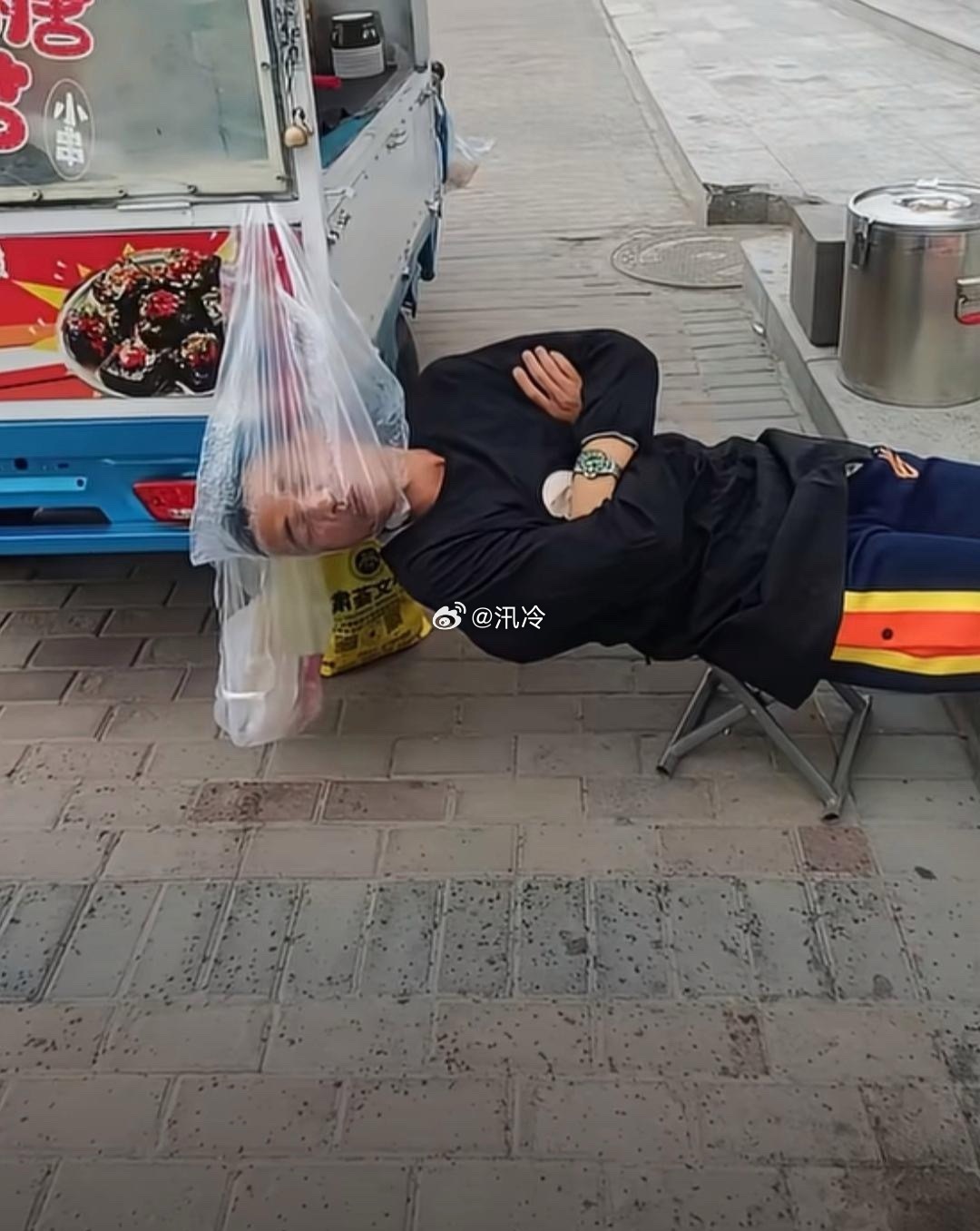 没生意的时候路边摊老板打个盹