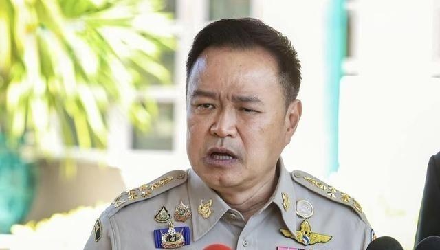 阿努廷申请解散议会，泰王神速批准；他信的特赦申请，泰王一拖再拖，为何？阿努廷的