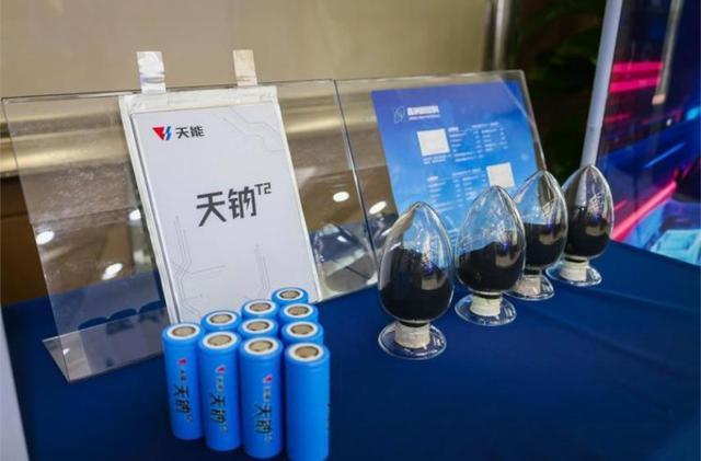 刚花1200块换了组石墨烯电池，修车店老板来一句：你亏大了。2026年钠电池