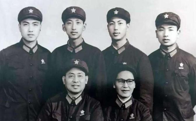1960年，广州军区代司令李天佑上将带着儿子回乡探亲，就住在姐姐家中。吃饭时，儿