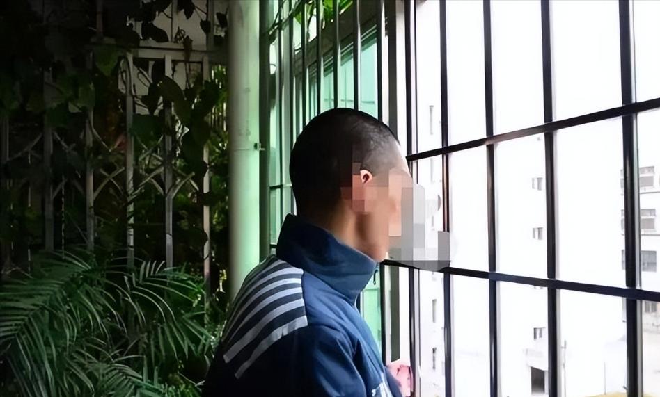 2019年，云南小伙第六次入狱后，不禁引起了狱警的注意，狱警疑惑地问小伙子："