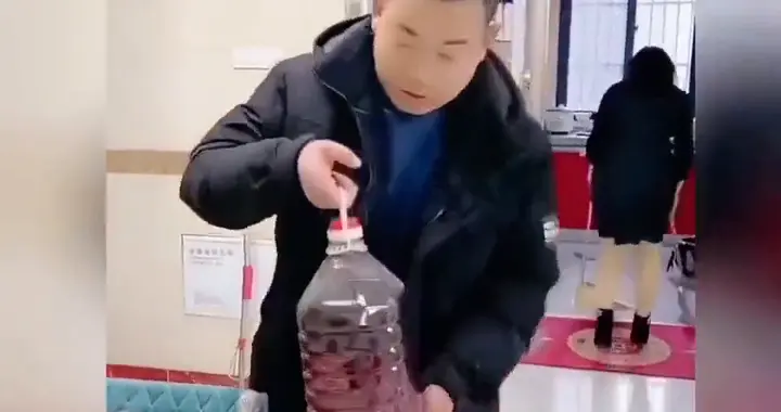 夫妻孝心满分！默契举动传递百善孝为先正能量