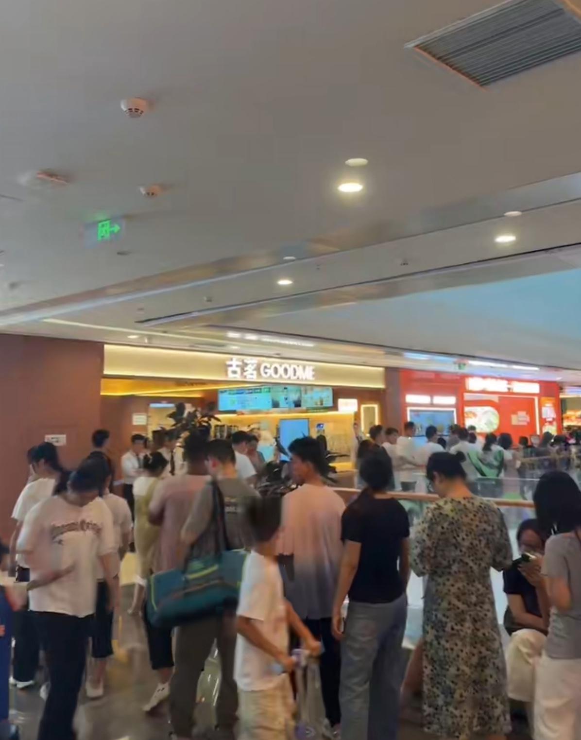 南阳万达广场昨天排队盛况？昨天和老公出去逛，一看这是啥阵仗啊？还以为是啥明星来了