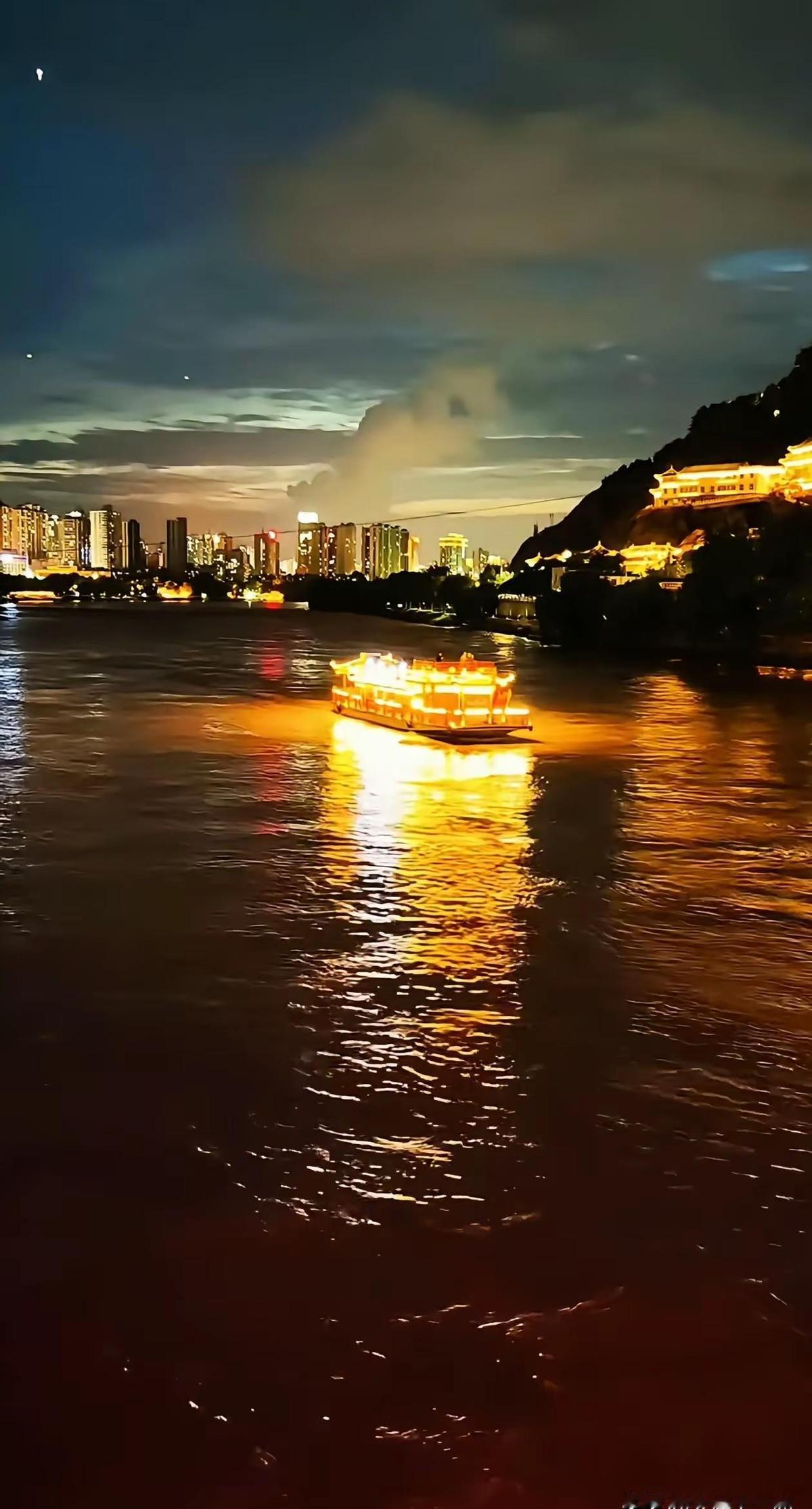 东部工厂开始“大迁徙”了，不是逃难，是换家。宁德时代在青海建电池厂，电价不到广