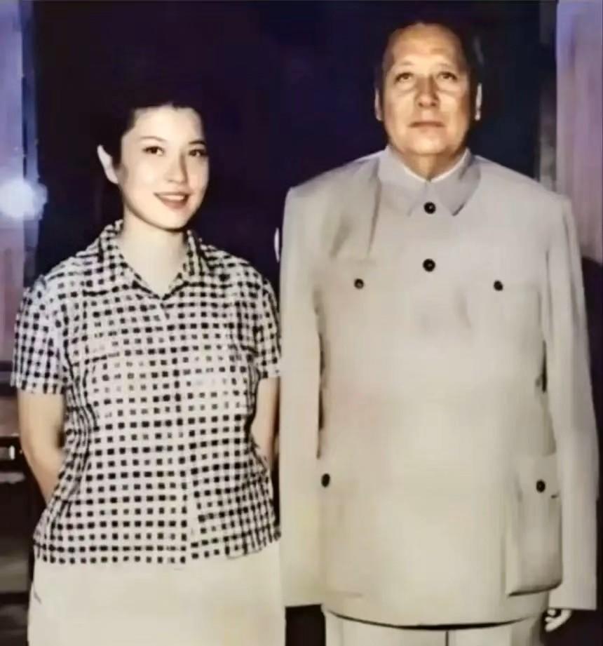 六十年代天安门城楼上，与毛主席合影的这位女士，是一位卓越的外交家。她才貌双全，能
