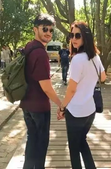 张智霖袁咏仪是懂藏拙的，平时发自拍就像60岁，上了综艺马上像30。