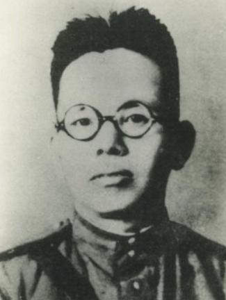 1937年，红4师新上任的政委召开会议，师长到了以后，却被安排坐在台下，正当他纳