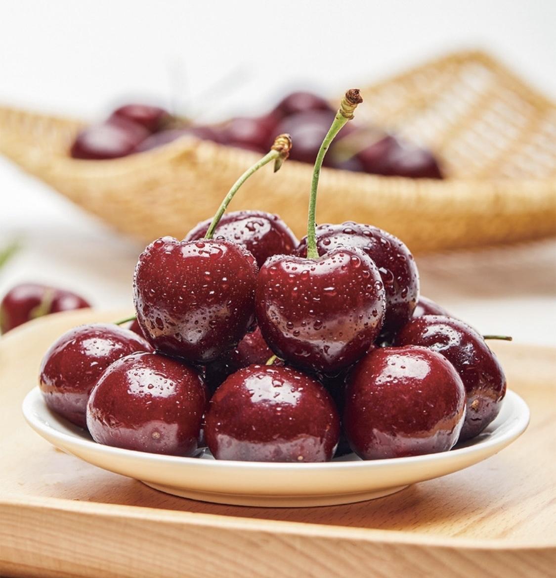 最近逛水果摊的人估计都发现了——曾经按颗卖的“红宝石”车厘子，现在堆成小山论斤卖