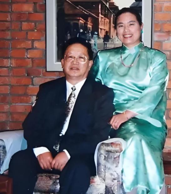 2005年，中国驻尼泊尔外交官朱敏才正式退休，竟瞒着儿女，带着妻子连夜离家出走，