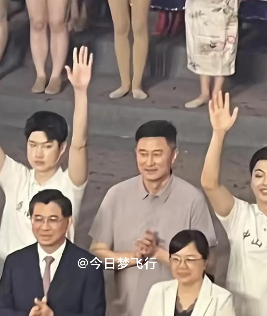 杜锋回到广东，出席省大运会开幕式！昨晚，广东省第十二届大学生运动会开幕式在暨南