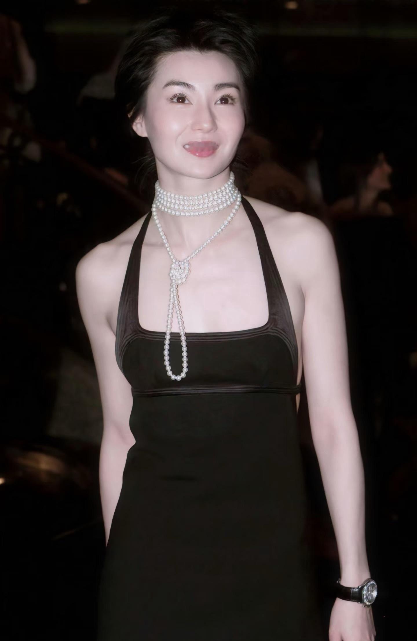 “法拉利老了，也还是法拉利”，回顾张曼玉红毯造型，每一套都好美😍！