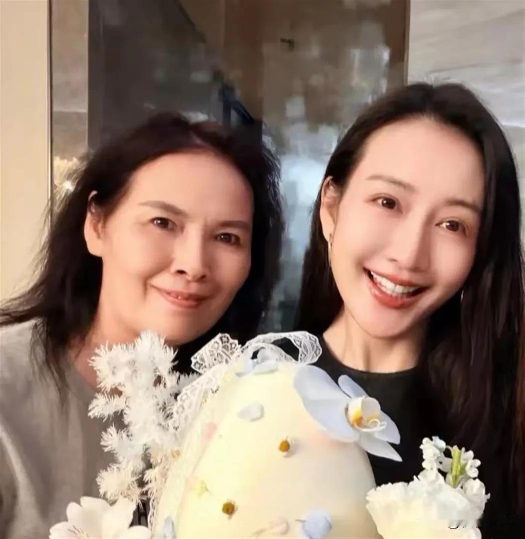 王鸥三岁那年，父母吵架离婚，她拉着妈妈自行车不放。妈妈推开她。她发誓：如果自己有
